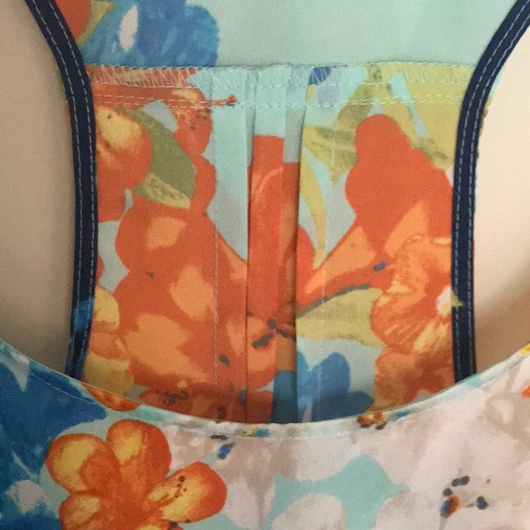 Beautiful floral top by Apt 9. Size Large  NWOT - Picture 5 of 5